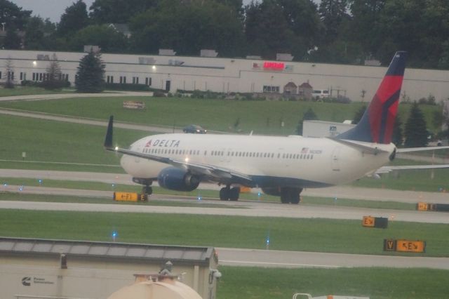 Boeing 737-700 (N828DN)