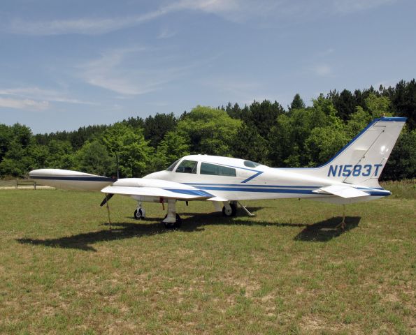 Cessna 310 (N1583T)