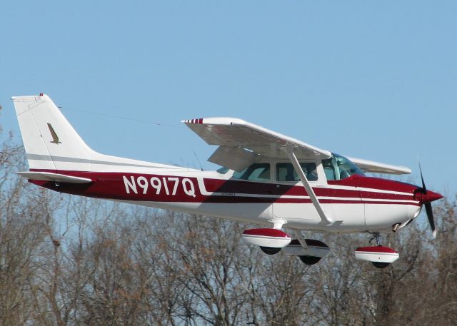 Cessna Skylane (N9917Q) - Landing at Downtown Shreveport.