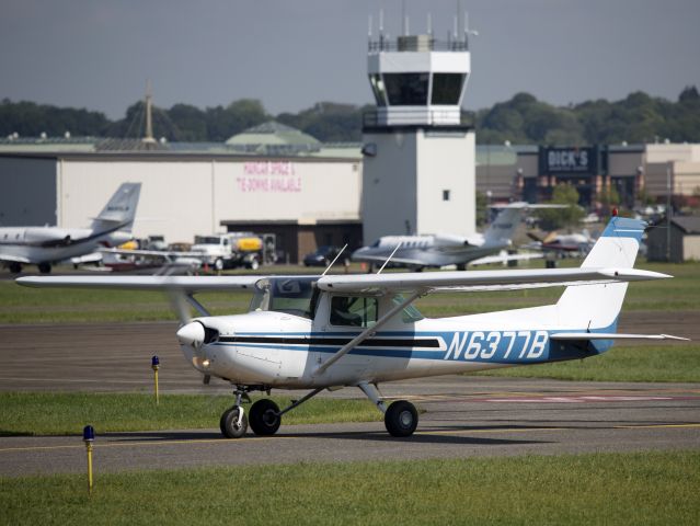 Cessna 152 (N6377B) - Taxiing back after landing runway 08.