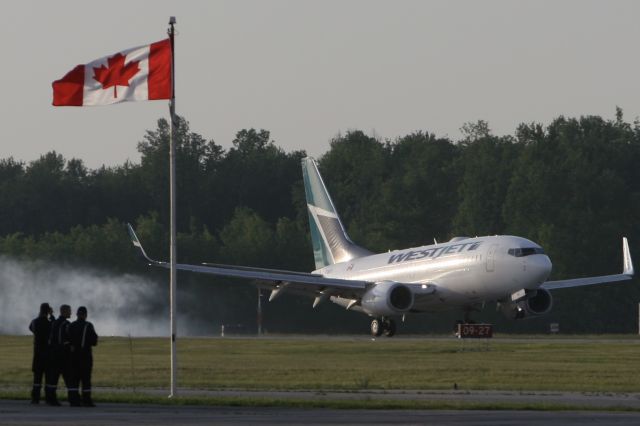 Boeing 737-700 (C-FWSI) - June 14, 2007 - touchdown London Airport 