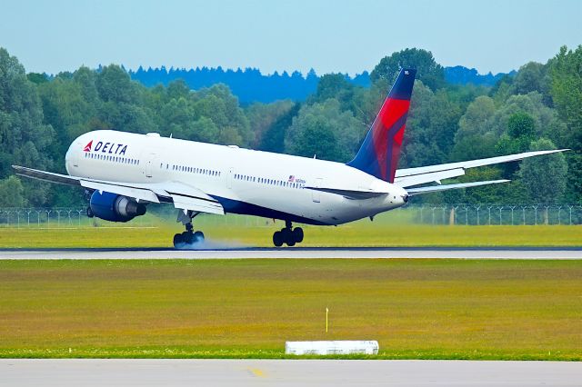 BOEING 767-400 (N839MH)