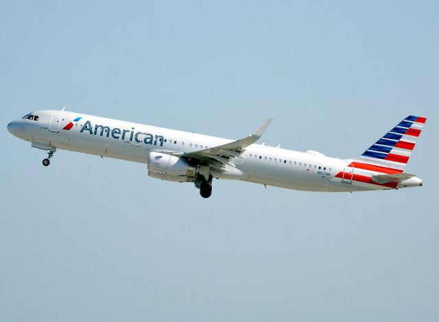 Airbus A321 (N107NN)
