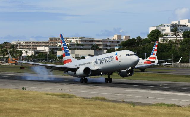 Boeing 737-800 (N954NN)
