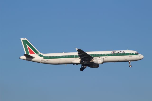 Airbus A321 (I-BIXQ) - LANDING AT LINATE 03-09-17