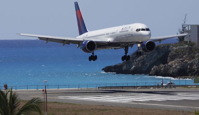 Boeing 757-200 (N672DL) - Delta over the tresh hold and landing at TNCM St Maarten.