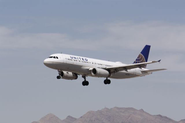 Airbus A320 (N427UA) - final approach runway 26L KLAS