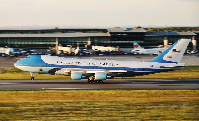 Boeing 747-200 (N28000) - AF1 rotating 