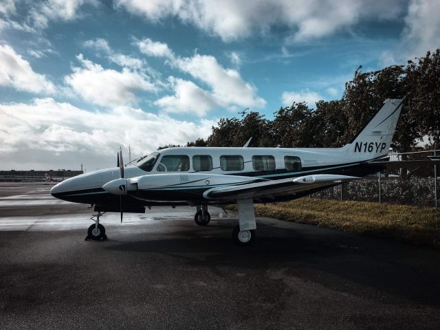 Piper Navajo (N16YP) - New paint