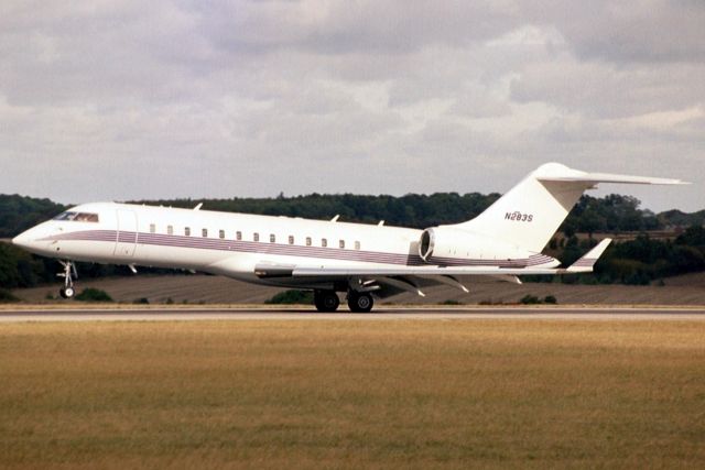 Bombardier Global Express (N283S) - Departing rwy 26 on 9-Oct-03.  Reregistered N125CH 10-May-08.