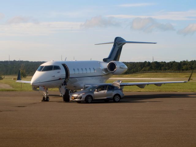 Bombardier Challenger 300 (N223TV)