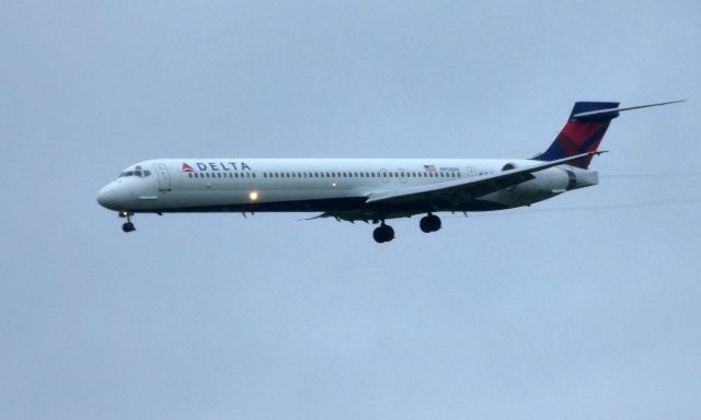 McDonnell Douglas MD-90 (N914DN) - Shown here a moment until it lands is a Delta Airlines McDonnell Douglas MD90 in the Spring of 2018. Taken from inside the car with showers going through the area. 