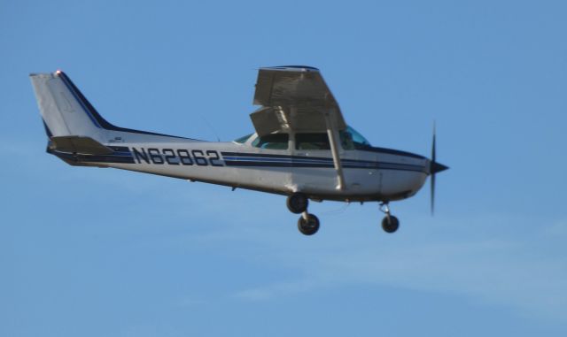 Cessna Skyhawk (N62862) - On final is this 1981 Cessna Skyhawk C172P in Winter of 2018. 