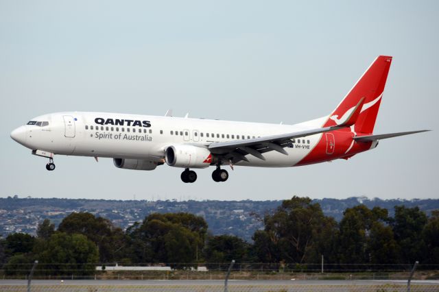 Boeing 737-800 (VH-VYE) - About to put down on runway 05. Thursday, 8th May 2014.