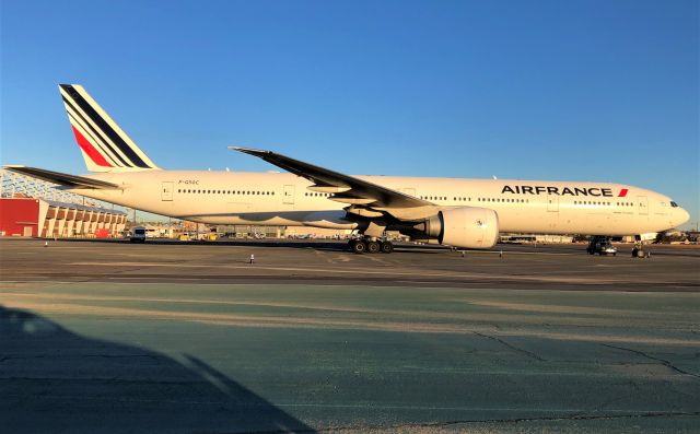 BOEING 777-300ER (F-GSQC)