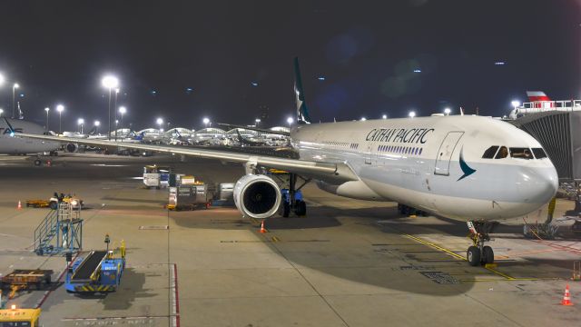 Airbus A330-300 (B-HLR) - Cathay Pacific Airbus A330-343 B-HLR in Hong Kong 