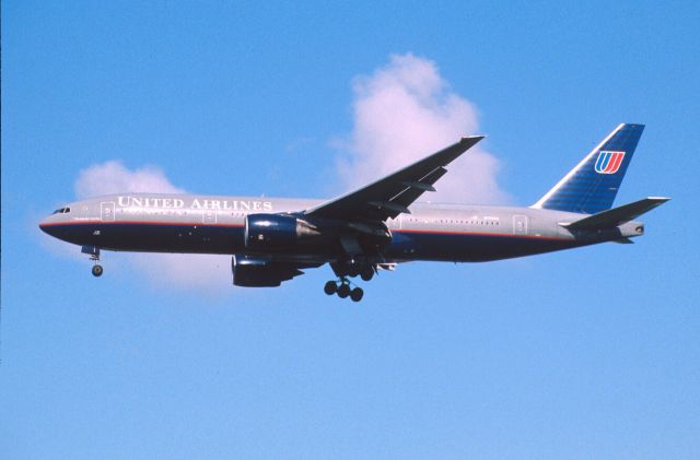 Boeing 777-200 (N793UA) - Final Approach to Narita Intl Airport Rwy34L on 2001/09/05