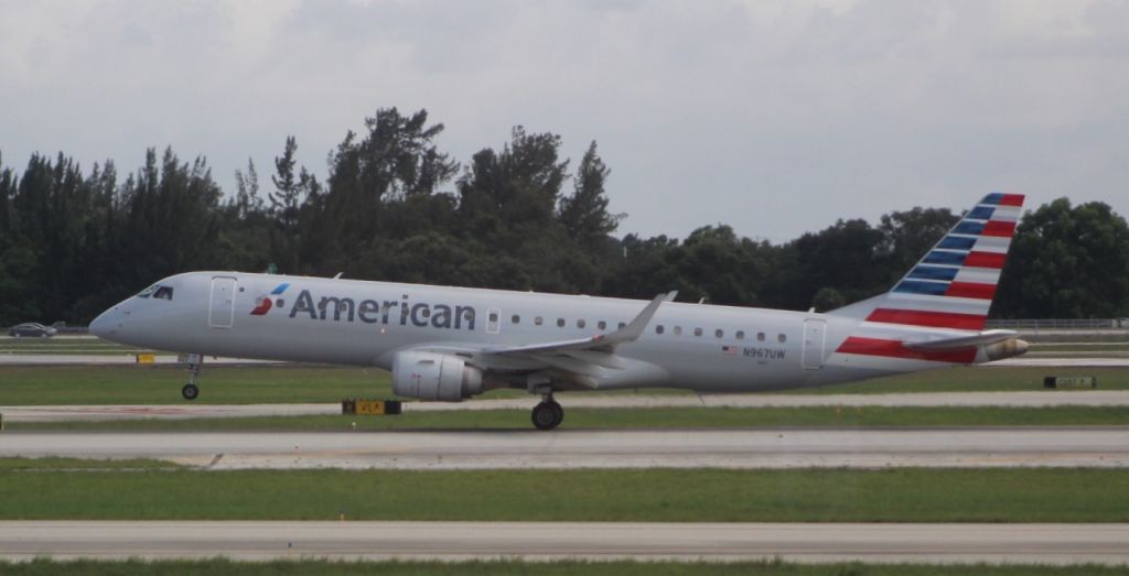 Embraer ERJ-190 (N967UW)