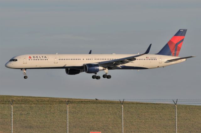 BOEING 757-300 (N594NW) - Landing 4-L on 09-30-15