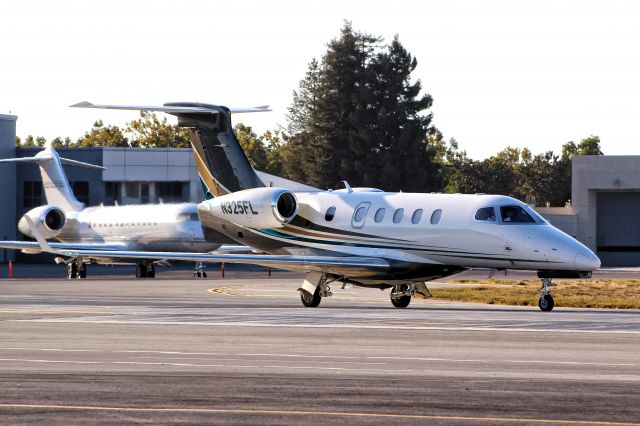 Embraer Phenom 300 (N325FL)