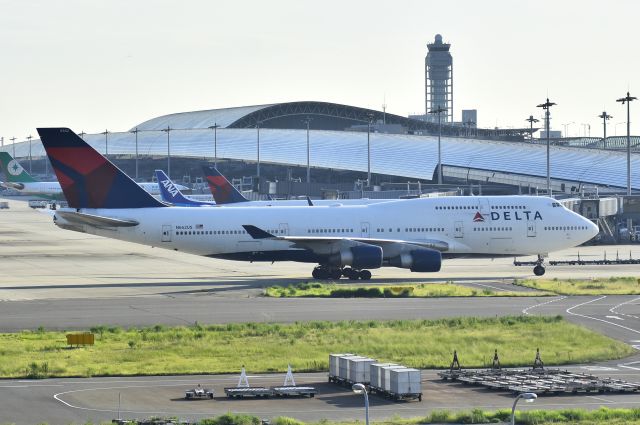 Boeing 747-400 (N662US)