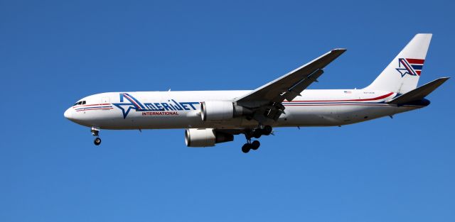 BOEING 767-300 (N373CM) - On final is this 1990 AmeriJet International Boeing 767-338 from the Winter of 2021.