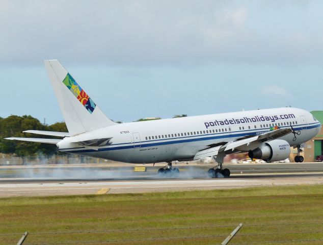 BOEING 767-200 (N712AX)