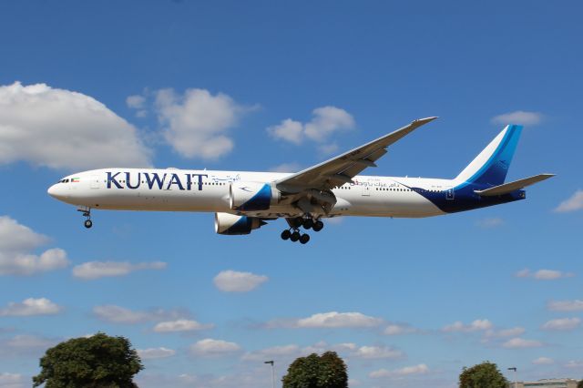 BOEING 777-300 (9K-AOF) - Kuwait Airways (KU) 9K-AOF B777-369 ER [cn62564]br /London Heathrow (LHR). Kuwait Airways flight KU101 arriving from Kuwait City (KWI).br /Taken from Myrtle Avenue Gardens, Hatton Cross (27L approach)br /br /2018 08 02br /a rel=nofollow href=http://alphayankee.smugmug.com/Airlines-and-Airliners-Portfolio/Airlines/MIDDLE-EAST-AFRICA/Kuwait-Airways-KU/https://alphayankee.smugmug.com/Airlines-and-Airliners-Portfolio/Airlines/MIDDLE-EAST-AFRICA/Kuwait-Airways-KU//a 