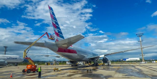 Boeing 777-200 (N762AN)