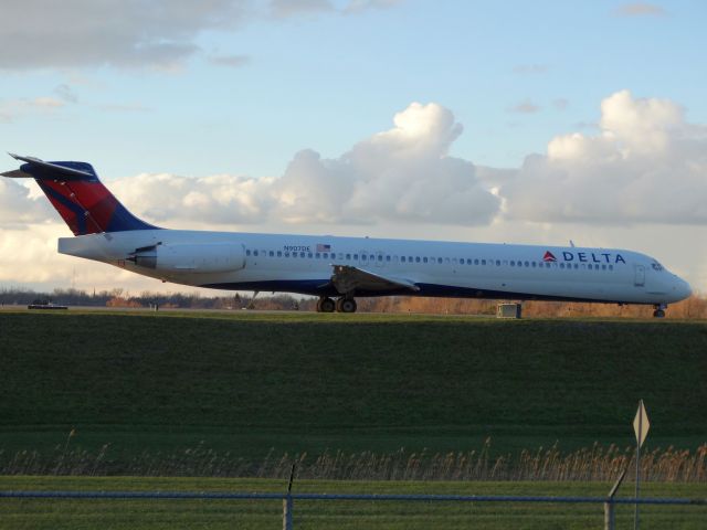 McDonnell Douglas MD-88 (N907DE)