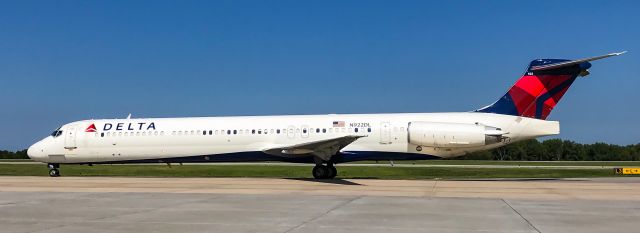 McDonnell Douglas MD-88 (N922DL) - Now the last major operator of the MD-80 in the US.  A Delta MD-88 taxis to the gate.