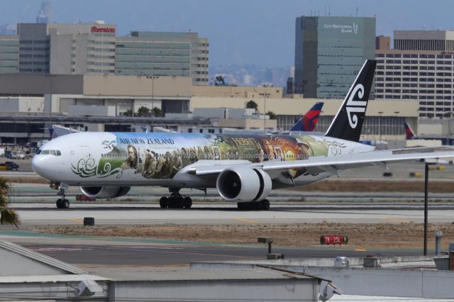 BOEING 777-300ER (ZK-OKP)