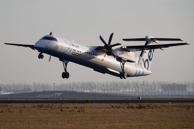 de Havilland Dash 8-400 (G-JECJ)