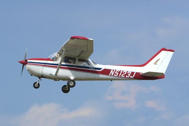 Cessna Skyhawk (N5123J)