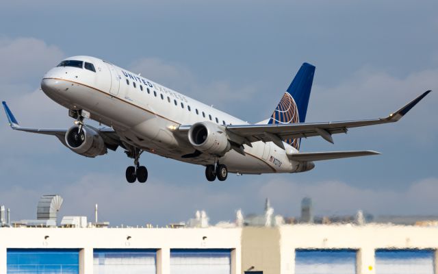 EMBRAER 175 (long wing) (N727YX)
