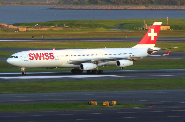 Airbus A340-300 (HB-JMD) - Swiss 52 arriving from Zurich