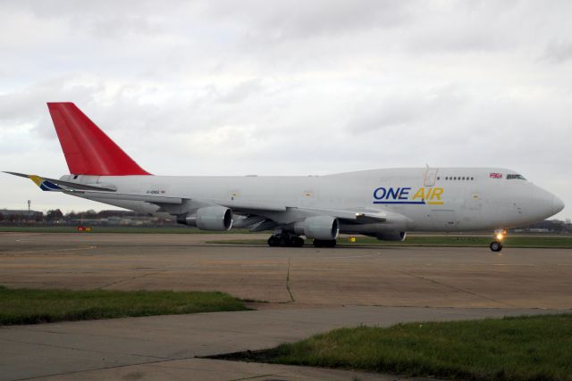 Boeing 747-400 (G-ONEE) - Taxiing to Stand 609 on 24-Nov-23 operating flight HGO511 from VHHH via OOMS.