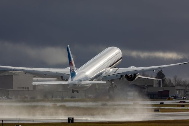 Boeing 777-200 (N5511Y) - Shiny new China Southern 777 comes off a wet deck at Paine Field, Everett, Washington.