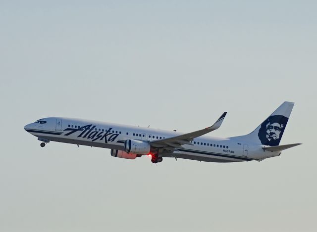 Boeing 737-900 (N307AS) - New color variation for AS, different type used for ALASKA, no more green outline for the eskimo and new stripes for the winglets.