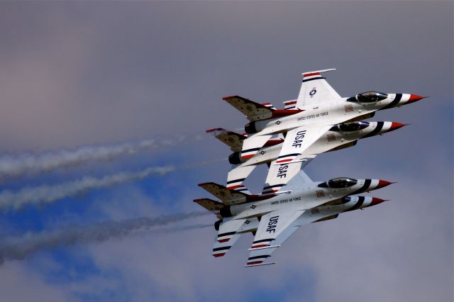 Lockheed F-16 Fighting Falcon — - July 21 2012 the Thunderbirds performing at the Air Expo 2012, McChord AFB