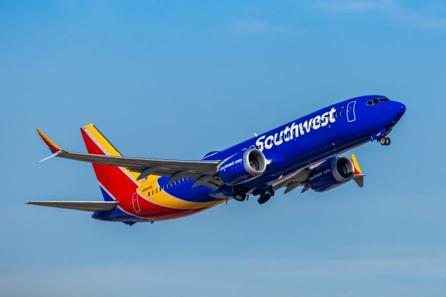 Boeing 737 MAX 8 (N8809L) - A Southwest Airlines 737 MAX 8 taking off from PHX on 3/4/23. Taken with a Canon R7 and Canon EF 100-400 L II lens.
