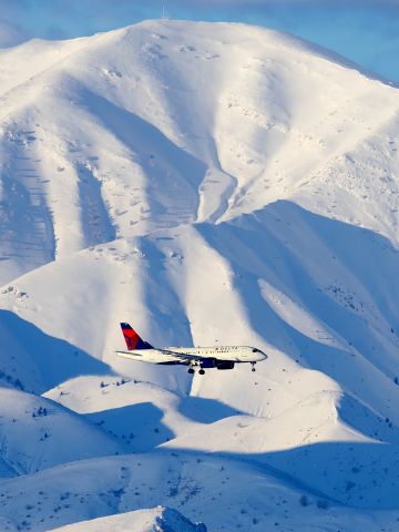 Airbus A220-100 (N125DU)