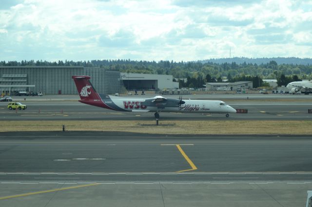 de Havilland Dash 8-400 (N401QX) - Taxiing for departure from PDX