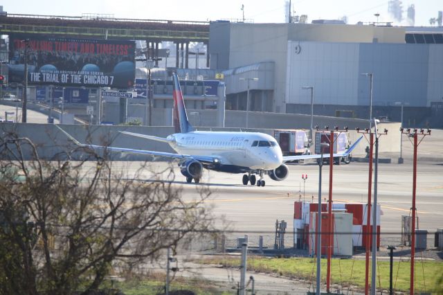 EMBRAER 175 (long wing) (N282SY)