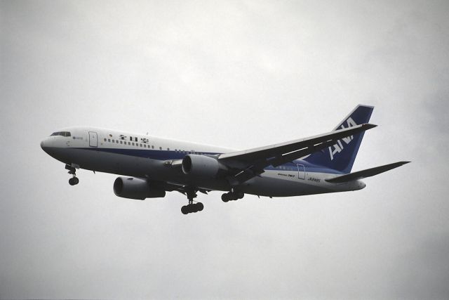 BOEING 767-300 (JA8485) - Final Approach to Narita Intl Airport Rwy34 on 1989/04/23