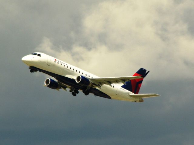 Embraer 175 (N610CZ)