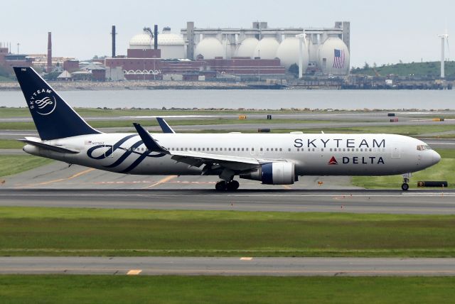 BOEING 767-300 (N175DZ) - DL 257 arriving from Amsterdam