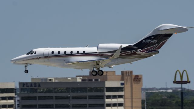 Cessna Citation X (N795HG) - Short final for runway 4