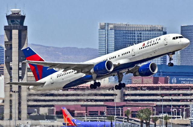 Boeing 757-200 (N652DL) - br /N652DL Delta Air Lines Boeing 757-232 (cn 24392/239)br /br /Las Vegas - McCarran International (LAS / KLAS)br /USA - Nevada, May 02, 2013br /Photo: Tomás Del Coro