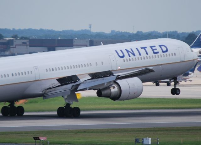 BOEING 767-400 (N67058) - UAL1838 touching down on runway 18C at KCLT with the NFL Kansas City Chiefs team on-board - 8/16/14